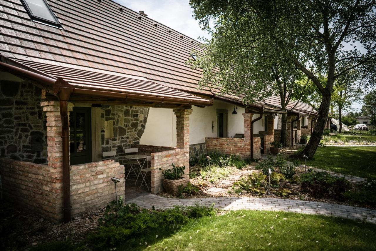 Pajta Apartman Es Vendeghaz Tata Exterior photo
