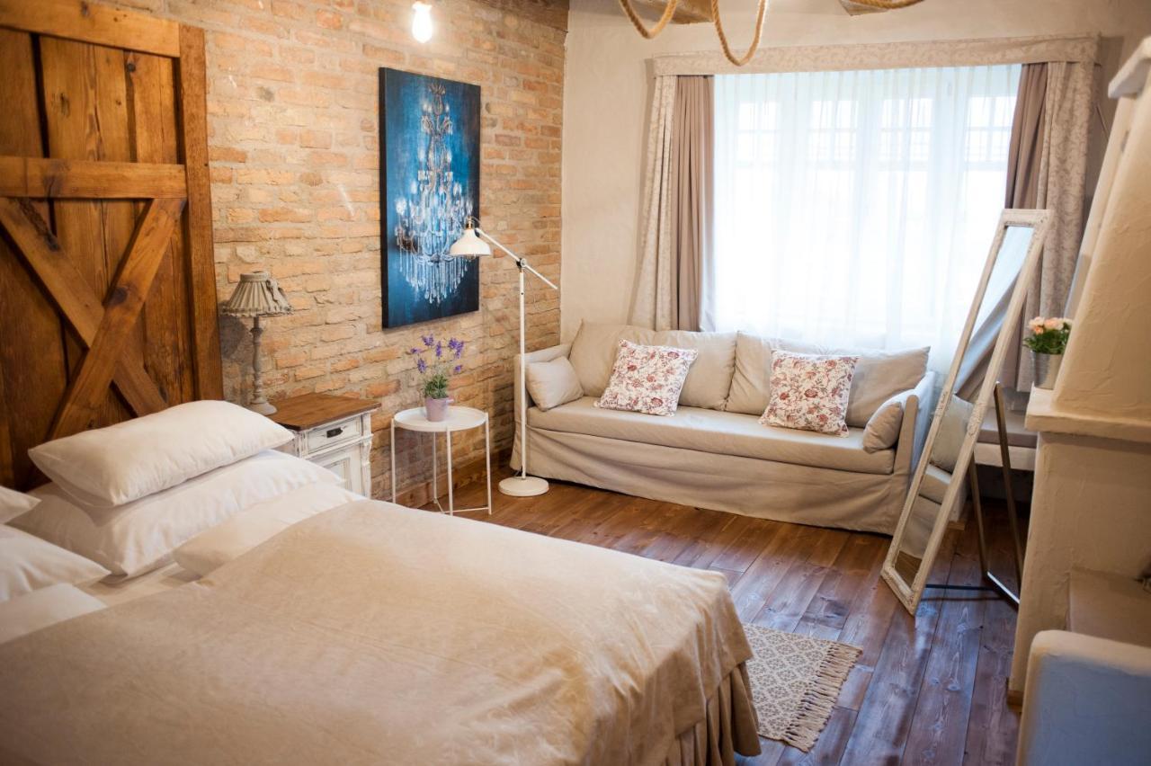Pajta Apartman Es Vendeghaz Tata Exterior photo
